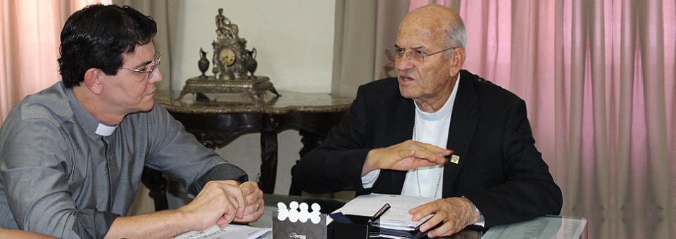 Padre  Manzotti e Dom Fernando acertam detalhes do VII Evangelizar é Preciso