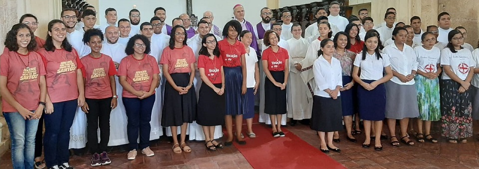 Dom Fernando acolhe aspirantes à vida religiosa e ao sacerdócio na Catedral