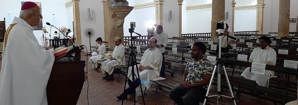 Dom Fernando preside celebração da Ceia do Senhor em catedral praticamente vazia