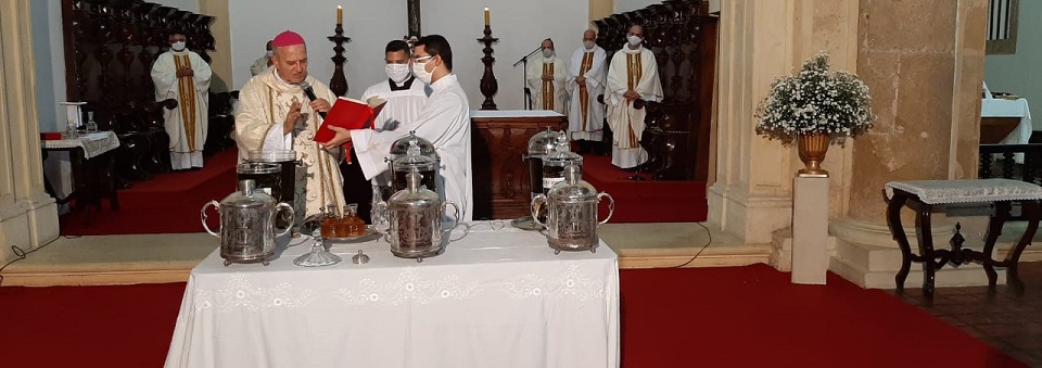 Solenidade de Corpus Christi une bênção dos santos óleos e homenagens ao arcebispo