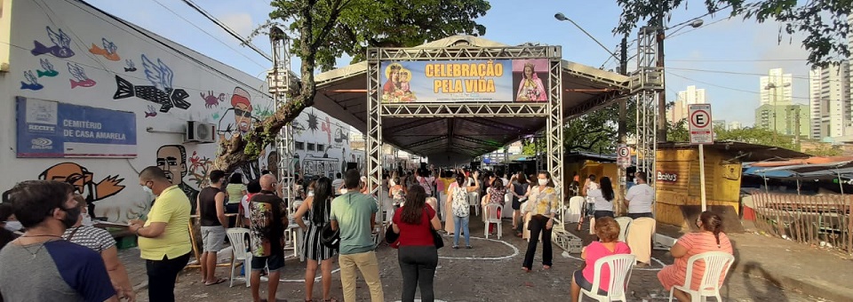 Celebração pela Vida reúne fiéis em frente ao cemitério de Casa Amarela