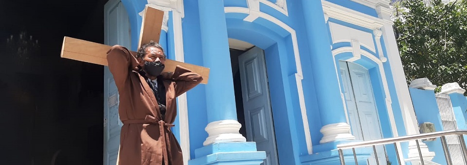 Aposentado carrega cruz de Surubim até Recife para pagar promessa