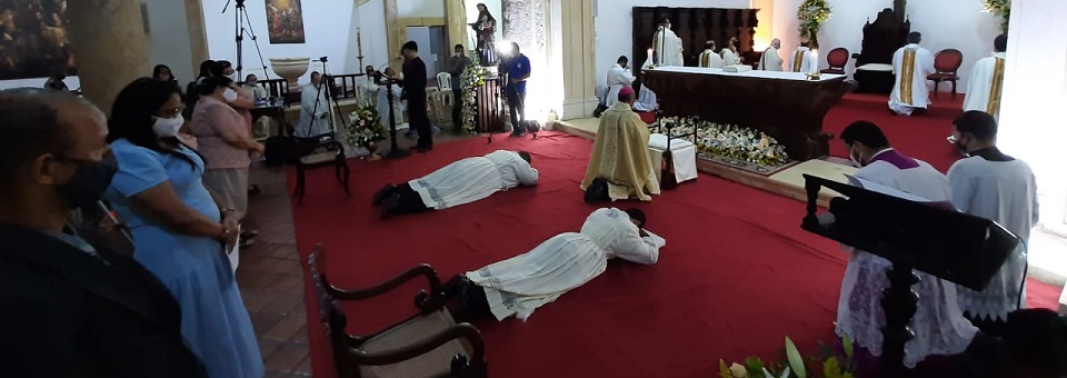 Dom Limacêdo ordena diáconos João Henrique e Wellington na Catedral Metropolitana