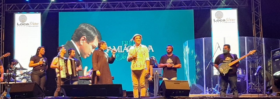 1º Louvor Drive-In com padre Damião arrecada cestas básicas para o Natal Sertanejo