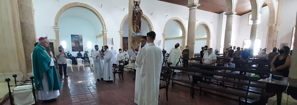 Seminaristas professam publicamente sua fé antes da ordenação diaconal