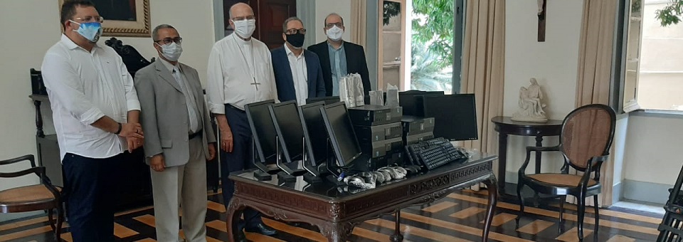 Arquidiocese doa dez computadores para a profissionalização de ex-detentos