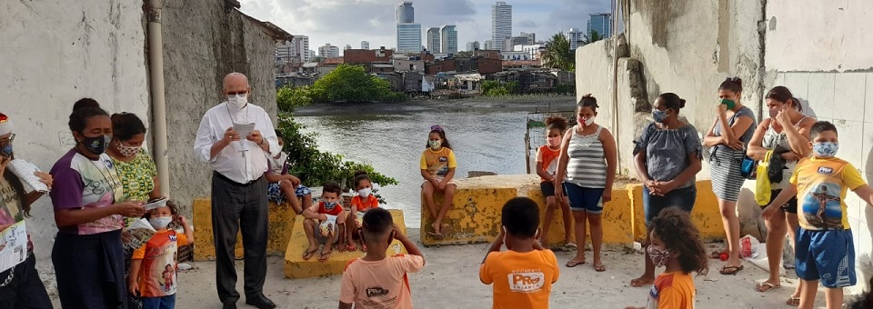 Dom Fernando participa de Novena de Natal na Comunidade do Papelão