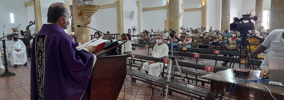 Padre Luciano lê texto de Dom Fernando na homilia da Missa de Cinzas