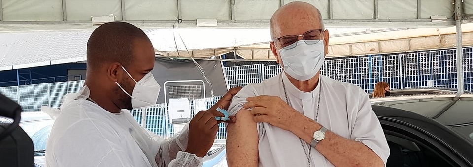 Dom Fernando recebe primeira dose da vacina contra a Covid-19