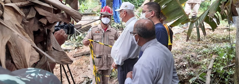 Bispos visitam área de deslizamento de terra em Jaboatão