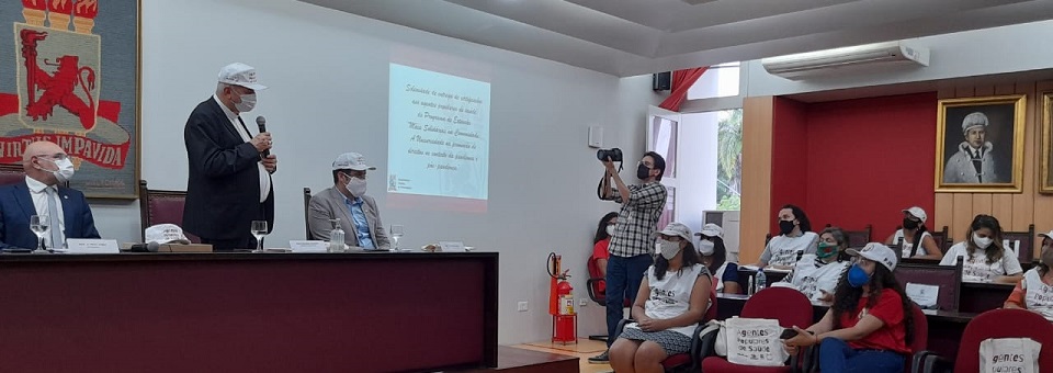 Dom Fernando entrega certificados a concluintes do curso de Agentes Populares de Saúde