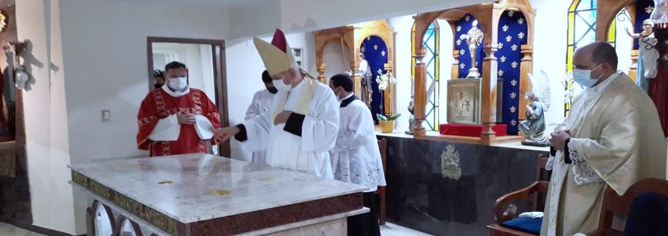 Dom Fernando dedica altar da paróquia de Gaibu