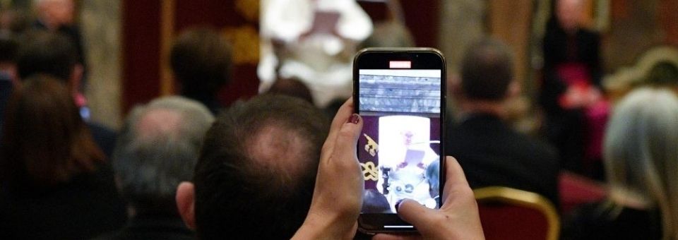 Papa aos comunicadores: contrastar as fake news, mas não isolar os que têm dúvidas