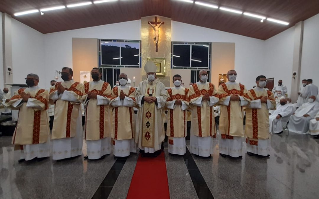 Dom Fernando ordena oito diáconos permanentes para a Arquidiocese de Olinda e Recife