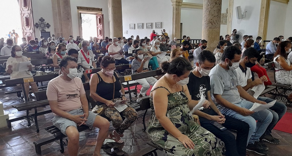 Dom Fernando orienta fiéis a continuarem usando máscaras nas igrejas