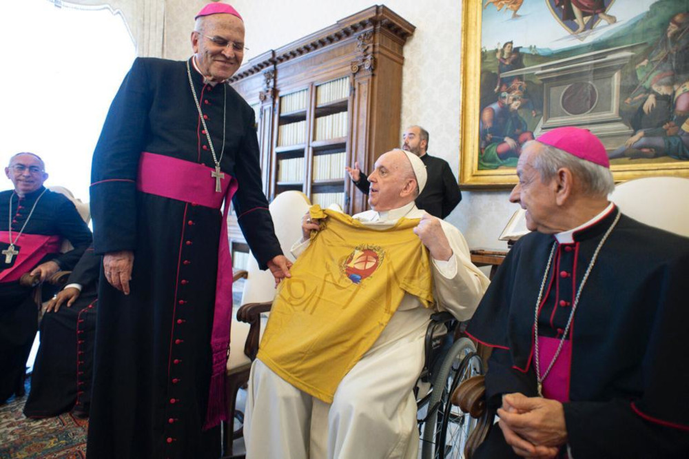 Papa Francisco é presenteado com os materiais oficiais do 18º Congresso Eucarístico Nacional