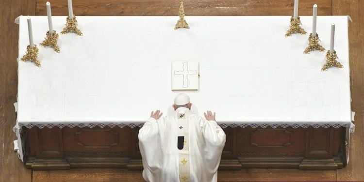 Papa publica carta apostólica “Desiderio desiveravi”: abandonar as polêmicas e redescobrir a beleza da liturgia
