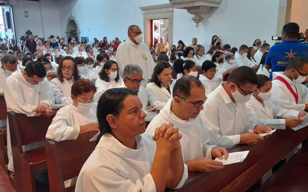 Vicariatos da Arquidiocese de Olinda e Recife instituem novos ministros extraordinários da Sagrada Comunhão, Palavra e Exéquias