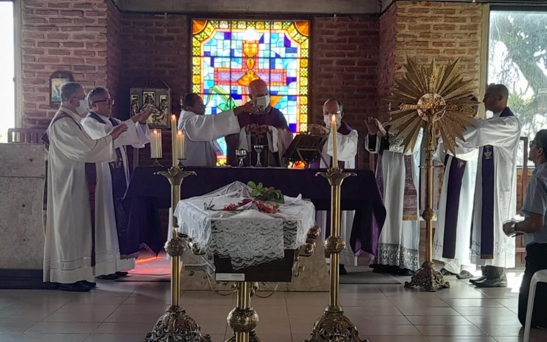 Clero, familiares e amigos despedem-se do padre José Vicente em Jaboatão dos Guararapes