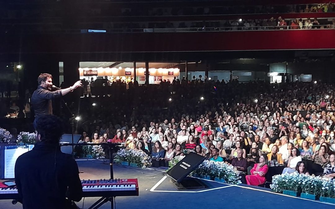 Show beneficente do Padre Fábio de Melo em Recife reúne milhares de católicos no Classic Hall