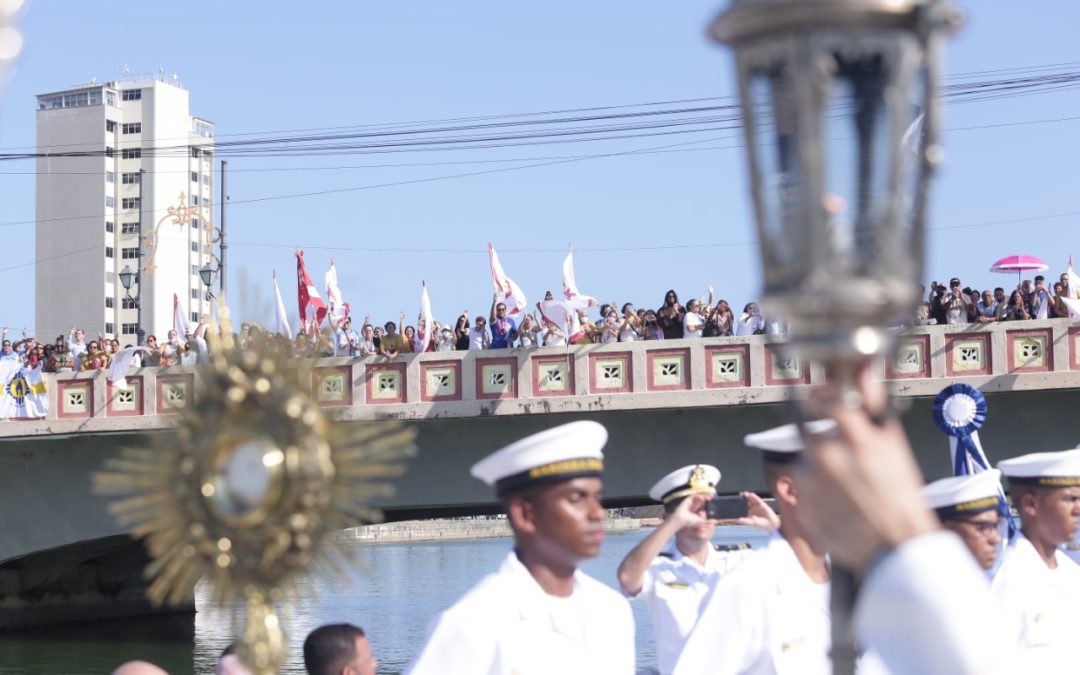 Sobre as águas: procissão com o Santíssimo Sacramento reúne fiéis nas ruas e pontes do Recife