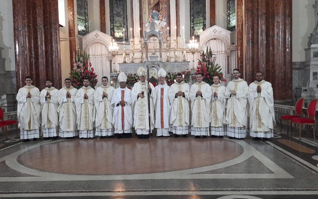 Cerca de 3 mil fiéis participam da ordenação dos dez novos padres da Arquidiocese de Olinda e Recife