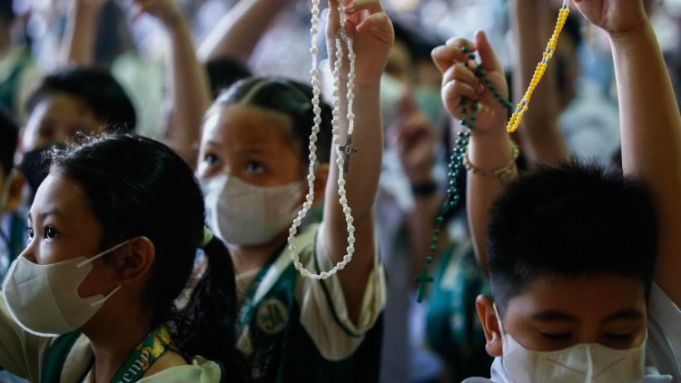 Ajuda à Igreja que Sofre: oração pela paz mundial conduzida pelas crianças