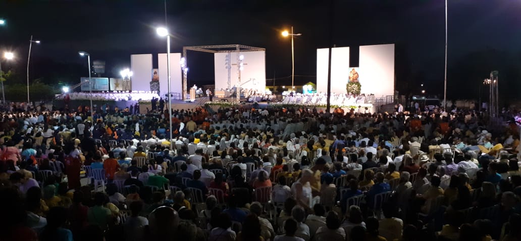 Bispos recebem réplica da cruz peitoral de Dom Helder na igreja catedral e mostram a unidade da Igreja em missa campal no pavilhão externo do Centro de Convenções