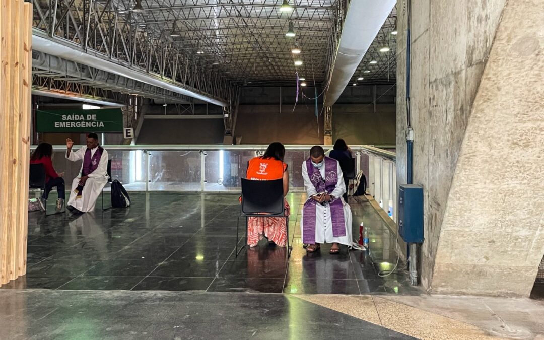 Sacerdotes recebem fiéis para confissão durante o 18º Congresso Eucarístico Nacional