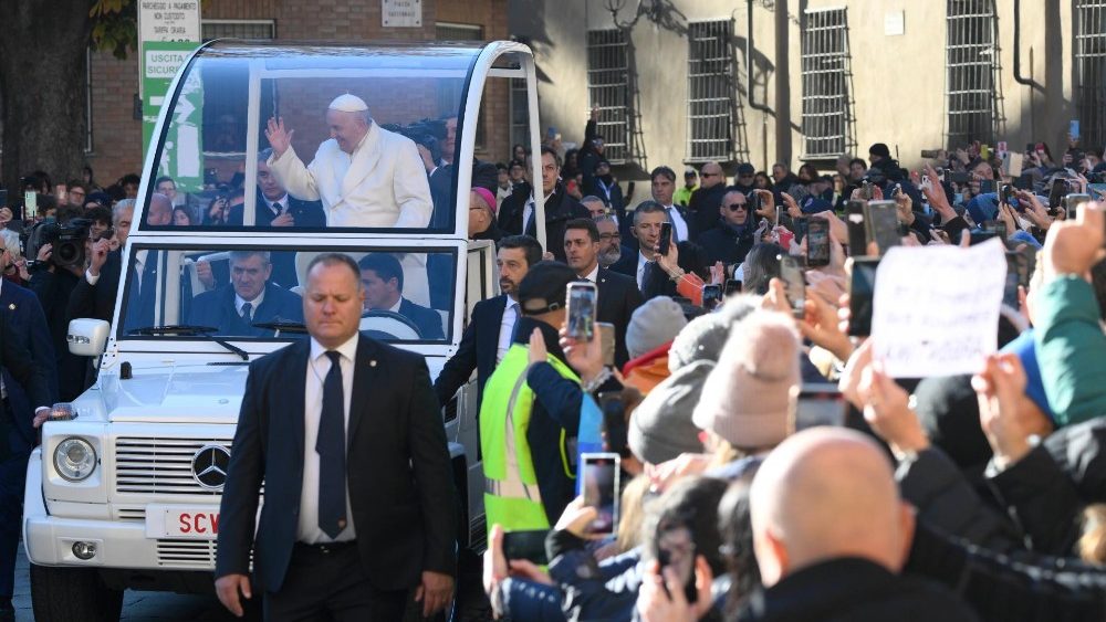 Papa se despede de Asti com centenas de crianças e jovens no estádio municipal
