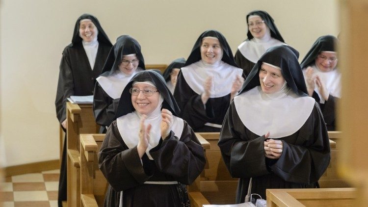 Papa no dia dedicado aos mosteiros: um amparo maternal à Igreja