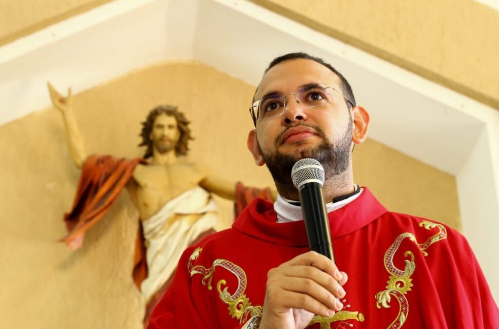 ” Não estou sozinho”. Padre Charles de Araújo concede entrevista sobre coordenação arquidiocesana de Pastoral.