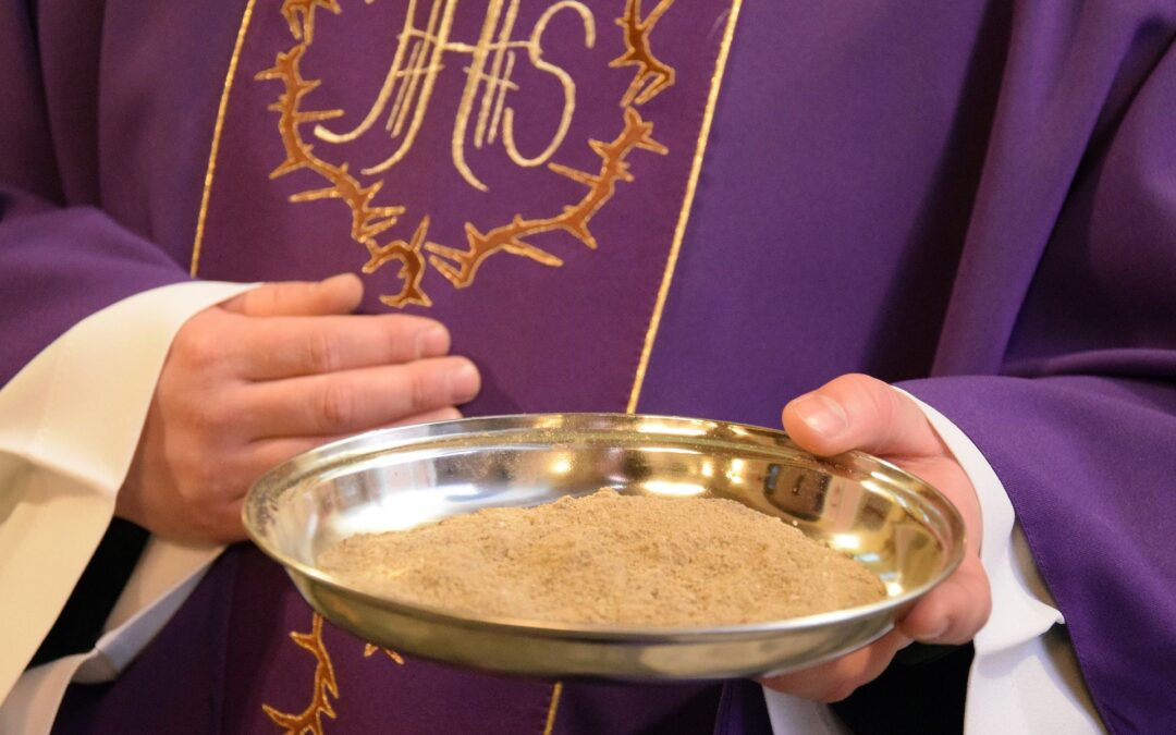 A quarta-feira de cinzas dá início ao período da quaresma.Dia de penitência e jejum. Conheça mais sobre este dia, em entrevista especial com Padre Moisés Lima