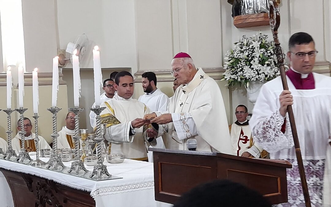 Dom Fernando preside ordenação diaconal de Davi Melo em celebração na matriz de Santo Antão