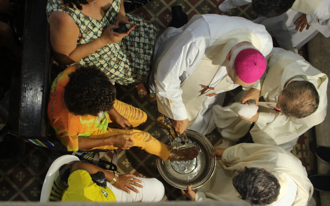 Dom Fernando Saburido inicia o Tríduo Pascal em uma das comunidades mais pobres do Recife, com a celebração da ceia do Senhor e lava pés.