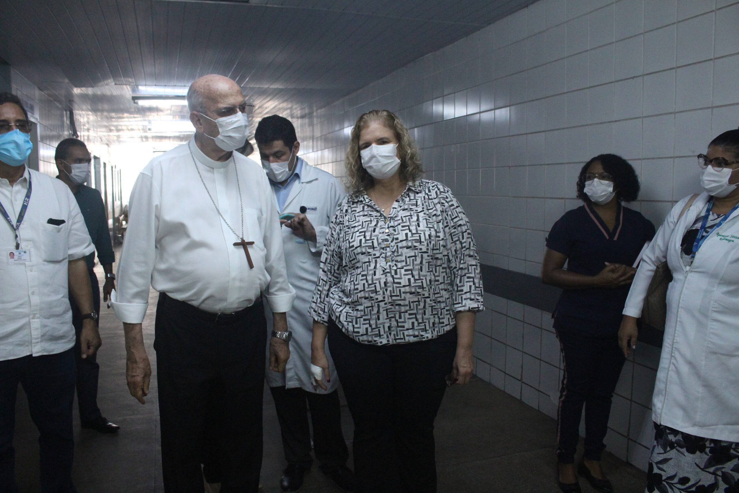 Dom Fernando Saburido se pronuncia sobre incêndio no Abrigo Paulo de Tarso, durante visita pastoral ao Hospital da Restauração