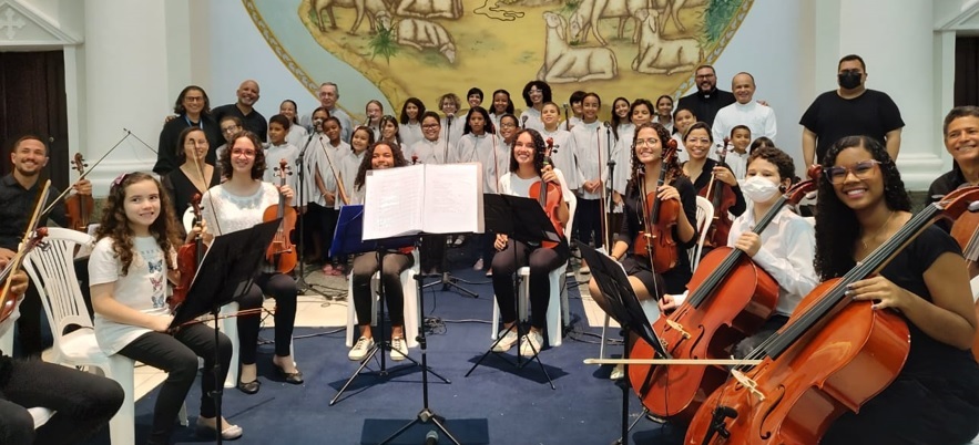 Escola de música da Arquidiocese oferece aulas gratuitas para crianças das redes municipal e estadual.