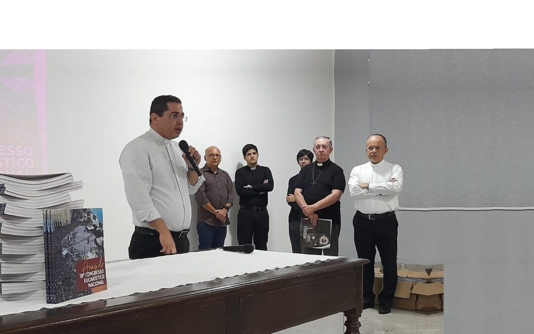Após assembleia dos bispos em Aparecida, anais do 18º Congresso Eucarístico Nacional são distribuídos para o clero de Olinda e Recife