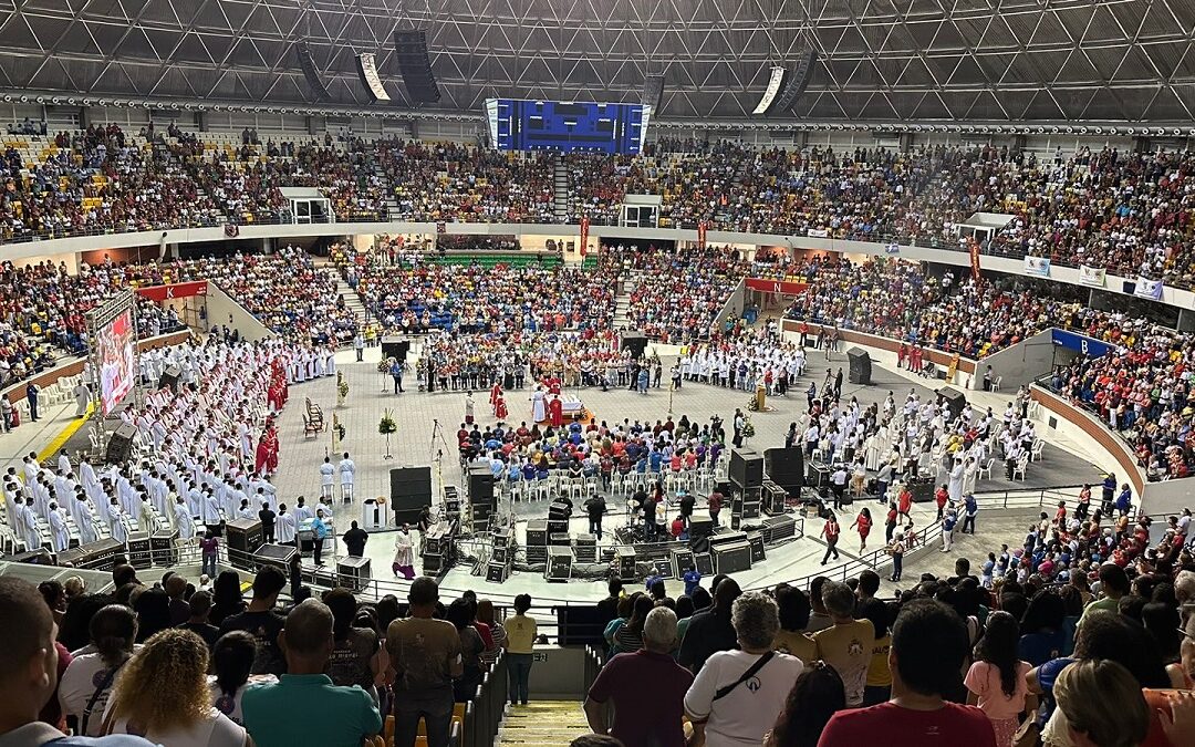 Fiéis lotam o Geraldão para celebrar Pentecostes com shows, missa e sorteio de prêmios