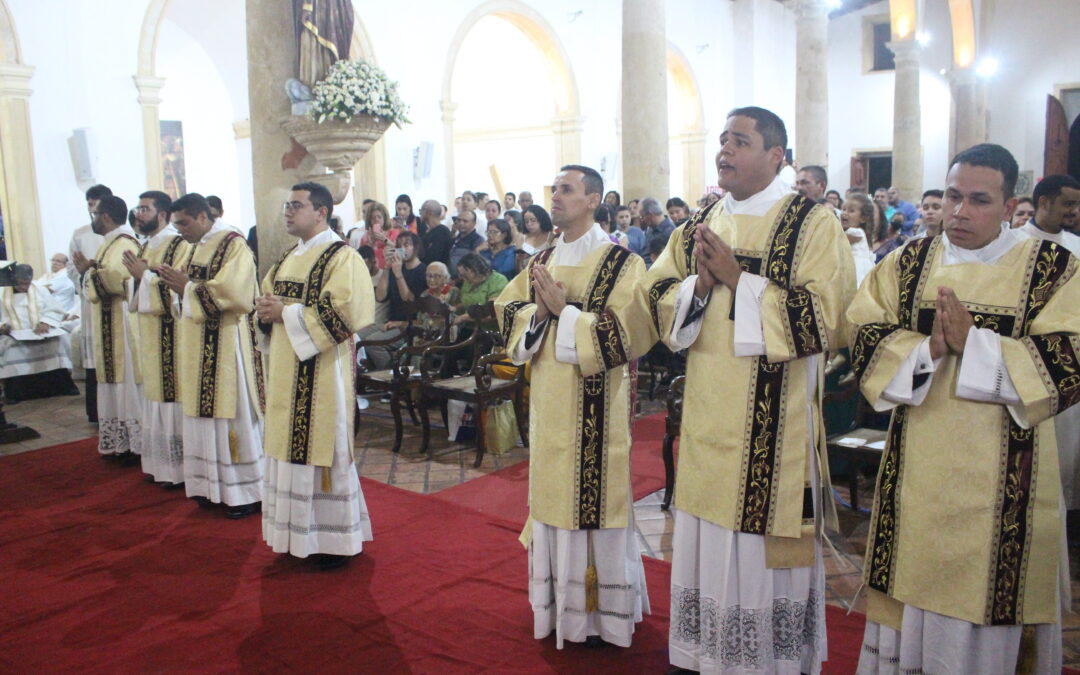 Em seu último compromisso oficial  como arcebispo, dom Fernando ordena mais 7 diáconos transitórios