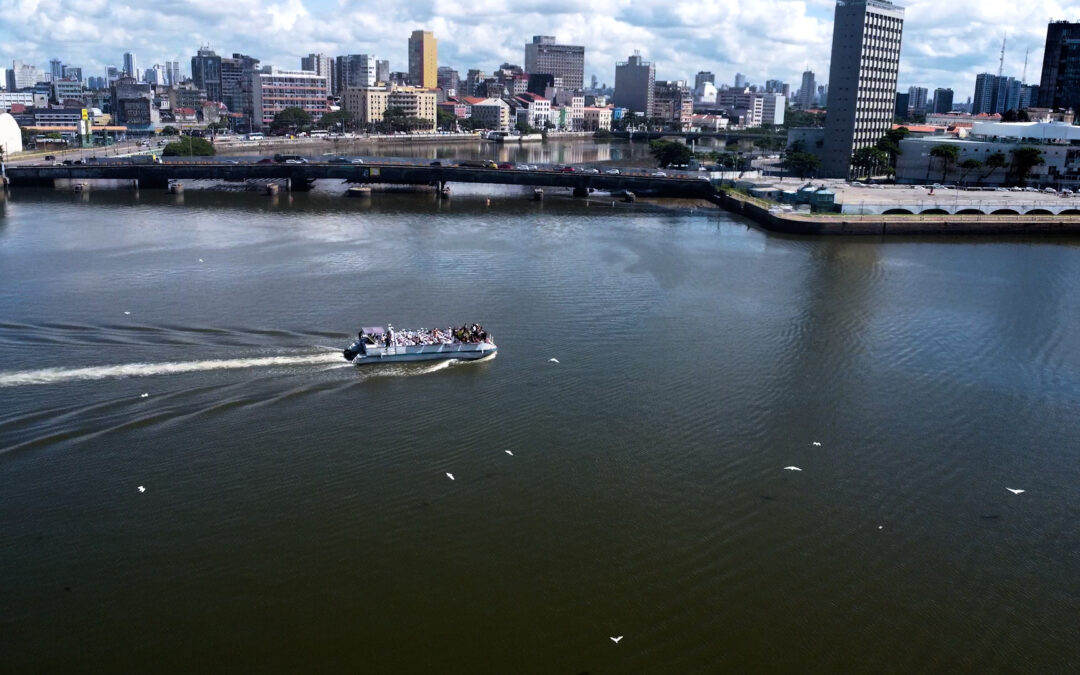 Cidade do Recife é abençoada no rio Capibaribe, na abertura da festa de Santo Antônio.