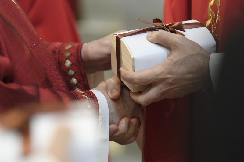 Arcebispos brasileiros receberam o pálio arquiepiscopal abençoado pelo Papa