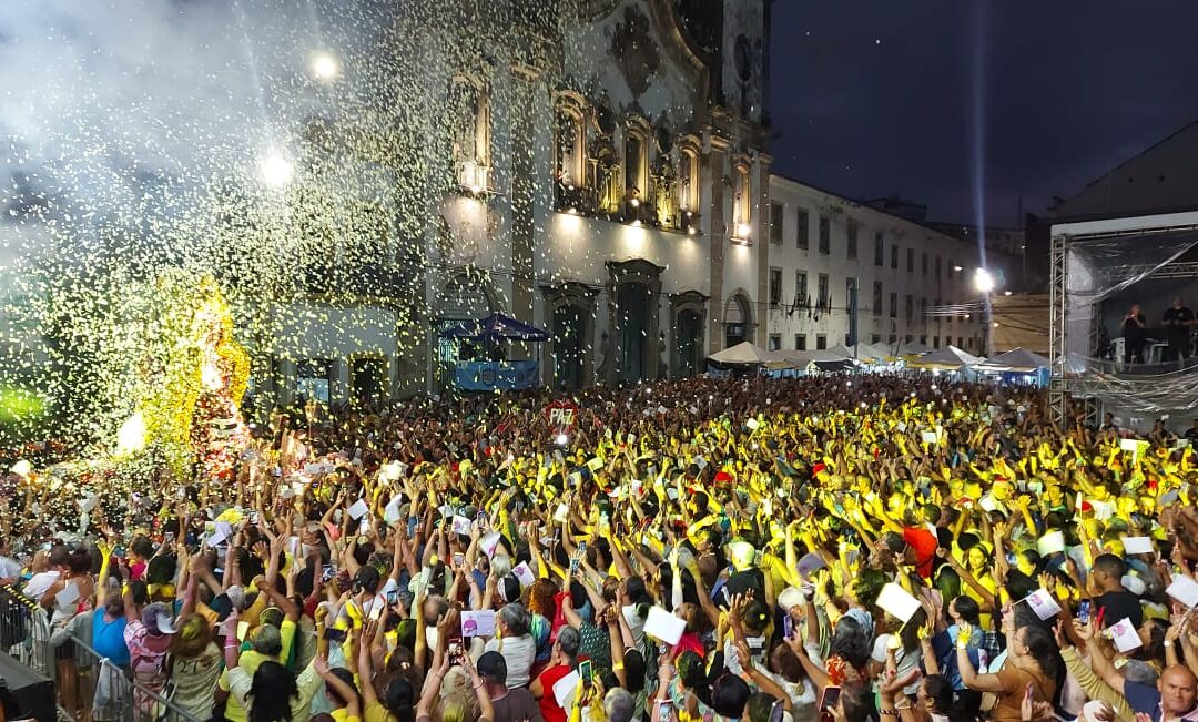 Fiéis lotam o Pátio do Carmo para homenagear a padroeira do Recife
