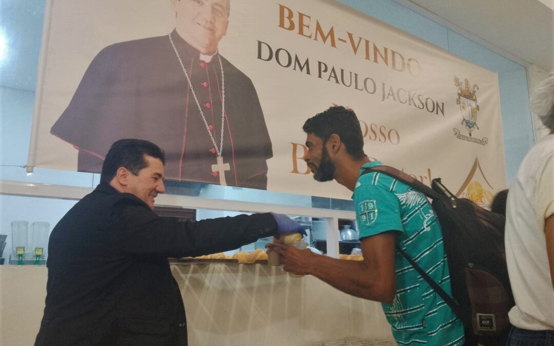 Dom Paulo Jackson visita a Casa do Pão pela primeira vez