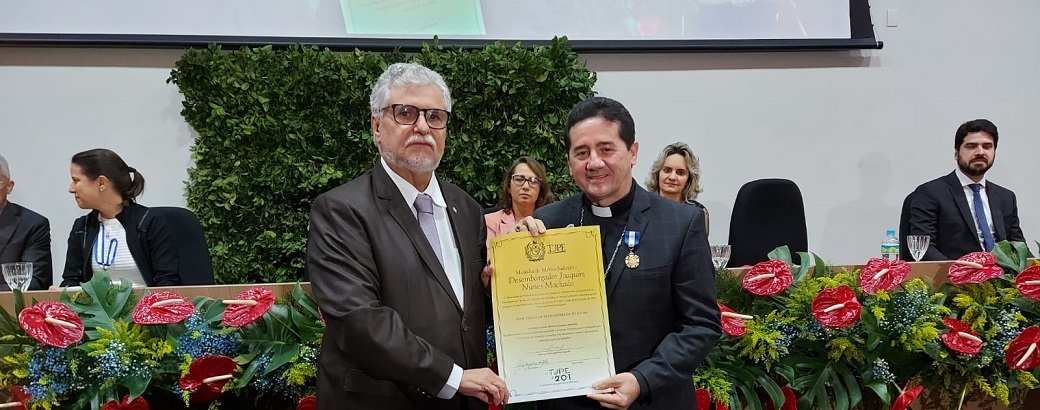 Dom Paulo Jackson é agraciado com medalha pelo TJPE