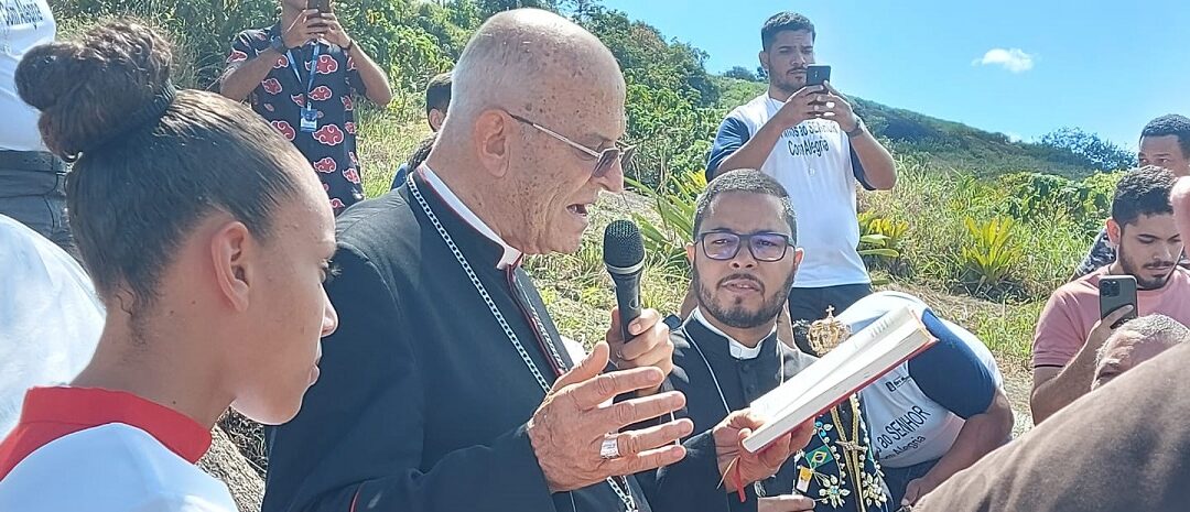 Dom Fernando lança pedra fundamental do monumento em homenagem a Nossa Senhora Aparecida em Juçaral