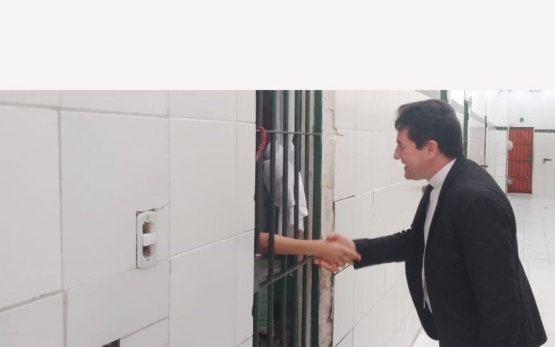 Dom Paulo Jackson visita presídio feminino Bom Pastor