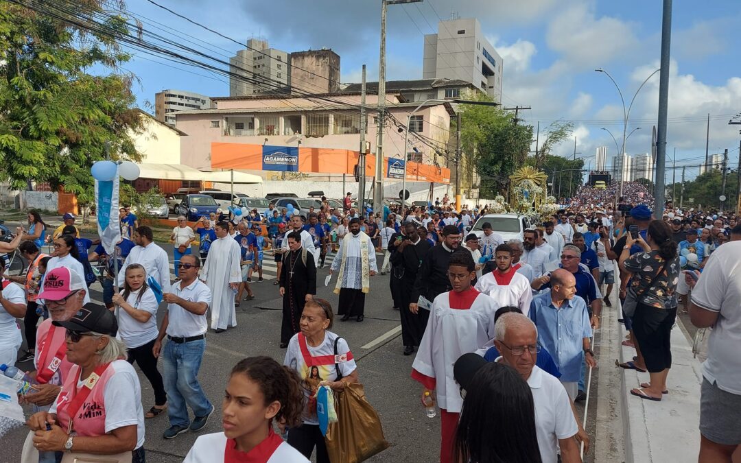 Dom Paulo Jackson participa da procissão e preside a missa de encerramento da festa de Nossa Senhora do Morro da Conceição