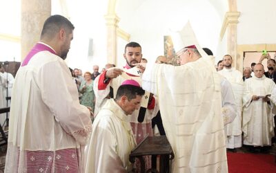 Dom Paulo Jackson recebe pálio arquiepiscopal durante missa na catedral metropolitana