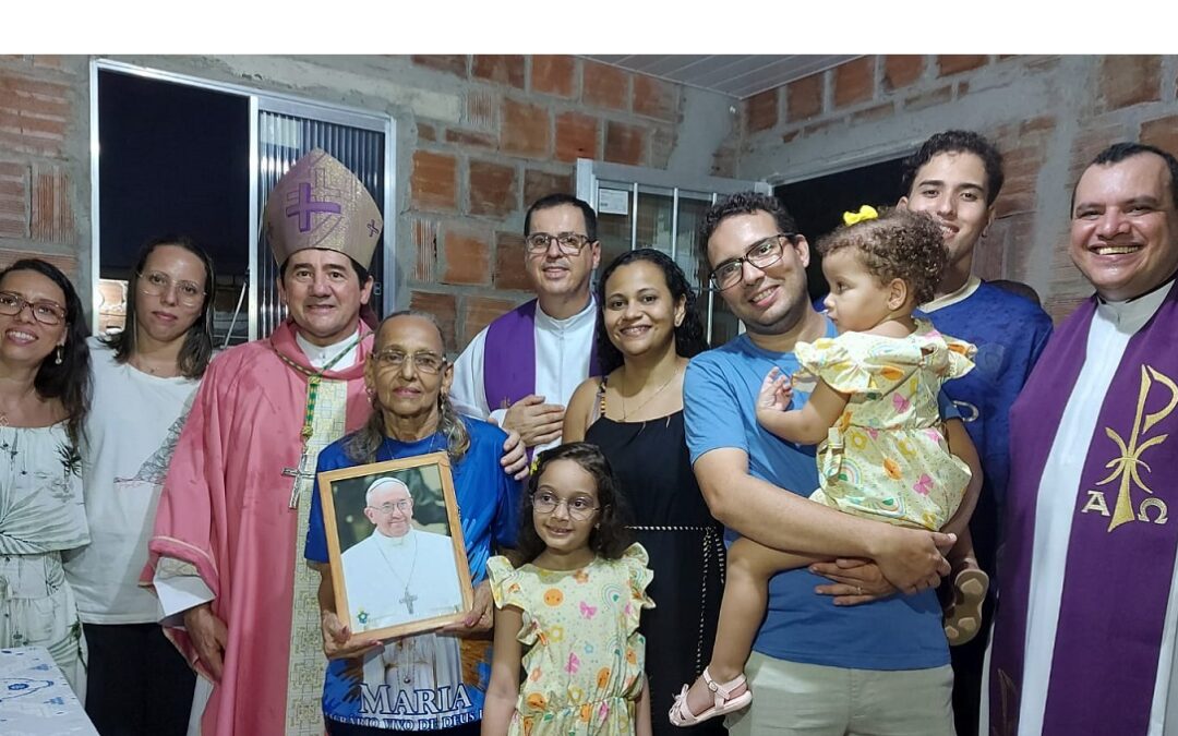 Arcebispo abençoa e entrega casa construída no Ibura com recursos doados pelo Papa Francisco